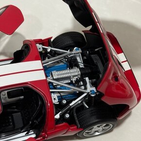 1:18 AutoArt Ford GT 2004 - 5