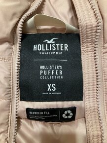 Svetloružová dámska zimná puffer bunda Hollister - 5