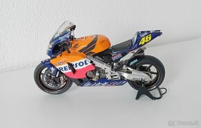 1:12 Postavená Tamiya Honda RC211V Rossi 2002 - 5