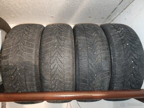 Zimné pneumatiky 205/55 R16 na plech. diskoch + VW puklice - 5