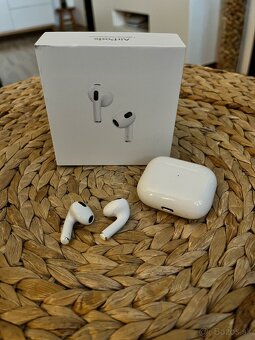 Apple AirPods (3. generácie) s Lightning s nabíjacím puzdrom - 5