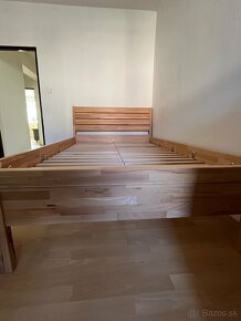 Masívna posteľ s roštami 140x220 cm - 5