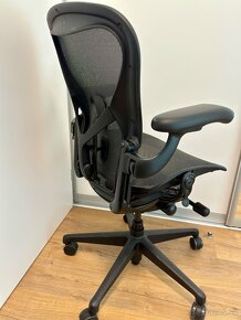 Zdravé sedenie - Herman Miller Aeron B - Black Edition - 5