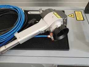 Čistiaci pulzný laser 300W, pulzná energia 15mJ - 5