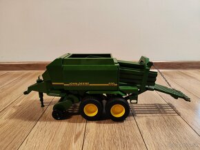 Bruder John Deere lis na slamu - 5