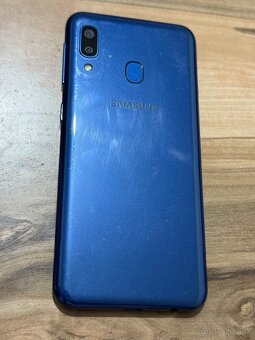 Predám Samsung Galaxy A20e 32GB Blue Malé známky - 5