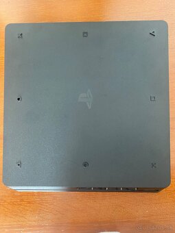 PlayStation 4 slim - 5