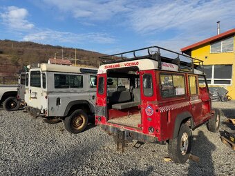 2 x Land Rover Defender 110 - 5