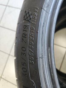 Predám 2ks 305/30 ZR19 MICHELIN - 5