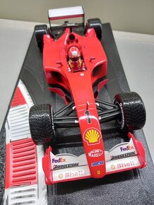 F1 FERRARI F2001 2001 KING OF RAIN SCHUMACHER HOTWHEELS 1:18 - 5