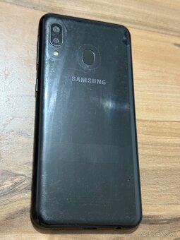 Predám Samsung Galaxy A20e 32GB Black známky používania. - 5