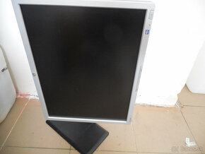 20"lcd HP 1600x1200 rozlisenie za 20e a 17"lcd HP 15e - 5