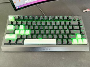 Razer BlackWidow V4 75 %, top stav, náhradne KeyCaps - 5