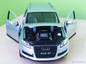 Predám tento Kovový model. Audi Q7 strieborná farba - 5