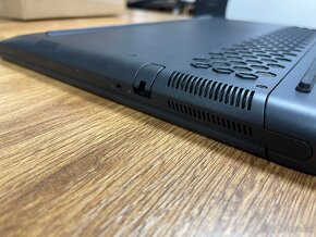 Alienware m17 r5 - 5