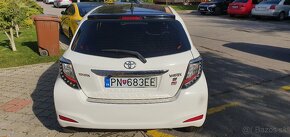 Toyota yaris 1.3 biela - 5