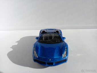 BBURAGO - FERRARI 488 SPIDER - 1:43 - POZRI DETAILNÉ FOTO - 5