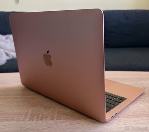 MacBook Air zlatý (Retina, 13-palcový, 2020) - 5