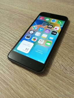 iPhone 8 / 64GB Super stav - 5