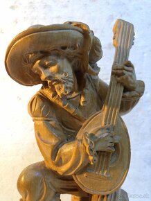 Stará krásna drevená socha muž s mandolínou - 5