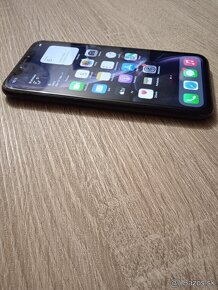 iPhone XR / 128GB čierny spredu aj vzadu praskliny - 5