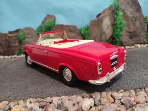 prodám model 1:18 peugeot 403 cabrioet 1957 - 5