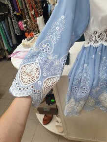 Šaty S krásne modre čipkové detaily - 5