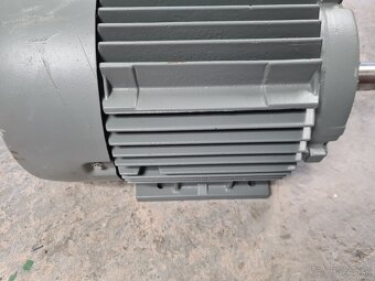 Predám nízkootáčkový el.motor 3kW 715ot hriadeľ 38mm - 5