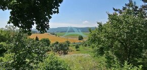 Na predaj rozľahlý svahovitý pozemok, s jedineční výhľadom   - 5