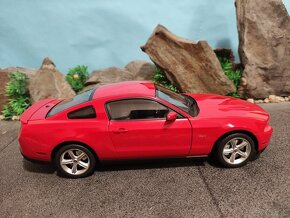 prodám model 1:18 FORD MUSTANG GT 2010 AUTOart - 5