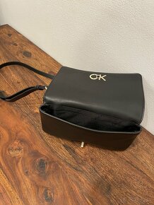 Predám dámsku crossbody kabelku Calvin Klein - 5