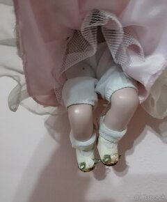 Porcelánová bábika na hojdačke - 5