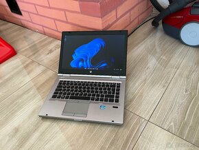 HP/Notebook/i7/8GB RAM/256GB SSD/AMD Radeon HD 2GB - 5