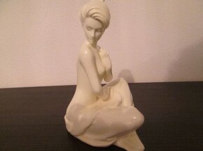 Anglický značený porcelán: soška Sediaca žena - 5