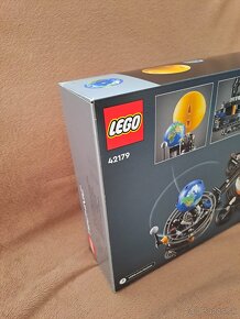 LEGO Technic 42179 Planéta Zem a Mesiac na obežnej dráhe - 5