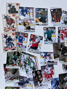 Hokejové kartičky - predám LOT 51 KUSOV BRANKÁROV NHL. - 5