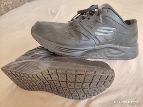 Kožené tenisky na veľmi širokú nohu Skechers v 40 - 5