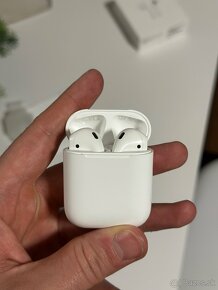 Apple AirPods s nabíjacím puzdrom - 5