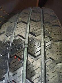 Predám pneu zimné 215/65 R16C bez plechov - 5