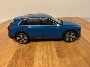 POŠKODENÁ Audi E-tron 1:18 Norev - 5