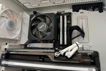 ➡️BF\Ryzen 7 5700X3D\32GB\RX 7700XT\SSD-HDD\850W Zdroj\4 - 5