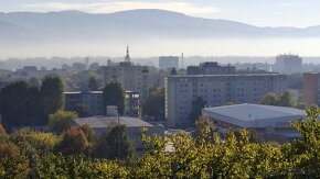 Výnimočný stavebný pozemok s výhľadom na celé Nové Mesto - 5