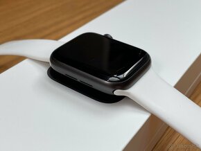 Apple Watch SE 44mm čierna - 5