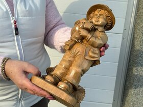 Velmi hezká stará dřevěná socha chlapec s králíčkem - 5