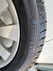 Elektróny so zimnými pneumatikami Pirelli na BMW - 5