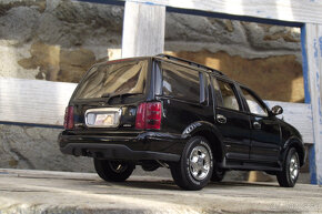 1:18 Lincoln Navigator - 5