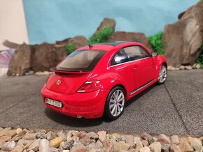 Prodám model 1:18 Volkswagen new beetle 2012 - 5