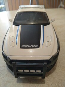 Predám Mustang GT Police 1:18 - 5