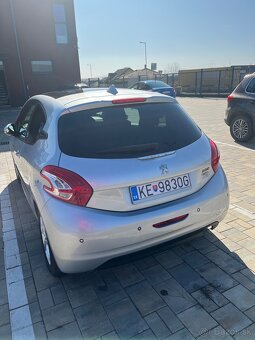 Peugeot 208 - 5