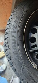 Predám zimné  na diskoch goodyear 205 60 r16 - 5